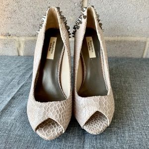 Simply Vera open toed studded pumps